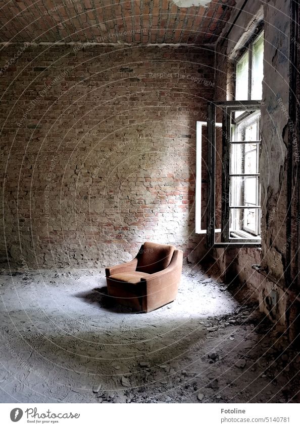 Well, this armchair in the Grabower Heilstätten does not look inviting, but it is photogenic. Daylight falls through the wide-open window and illuminates it like the star on a big stage.