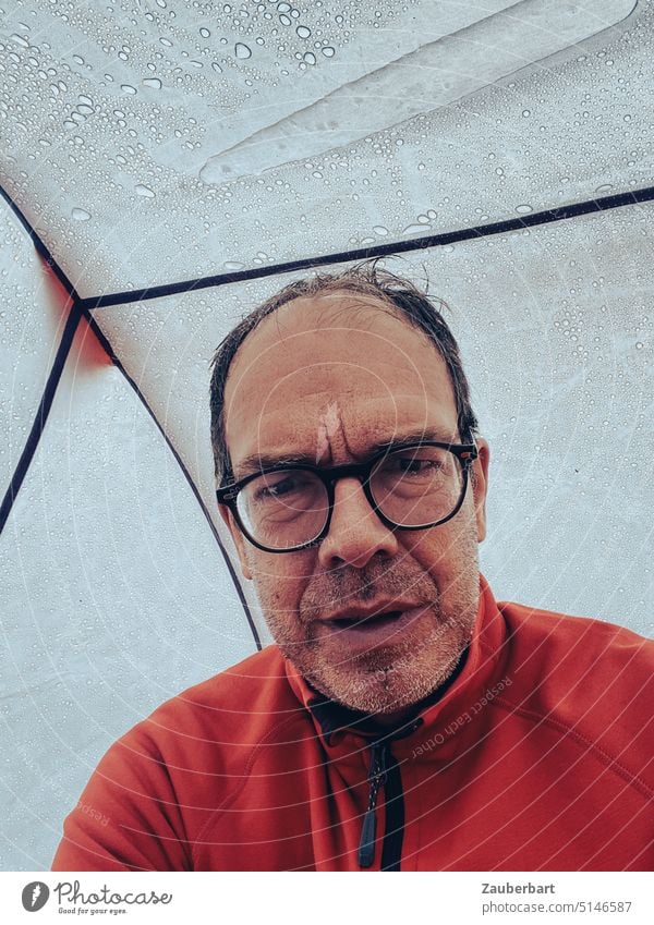Hikers in the cold and rain, but still holds the tent hikers Man bestager chill Rain Tent rain through Wet Drop wet Designer stubble Unshaven Red Adventure