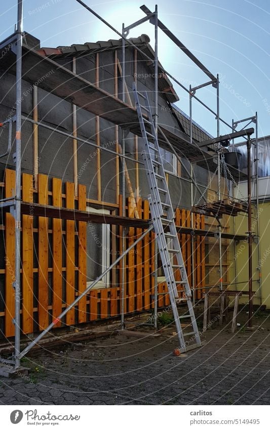 Old, but (ge)rüstig | House gets facade cladding House (Residential Structure) Facade Scaffolding Ladder boarding Wood perform boards Renovation Insulation