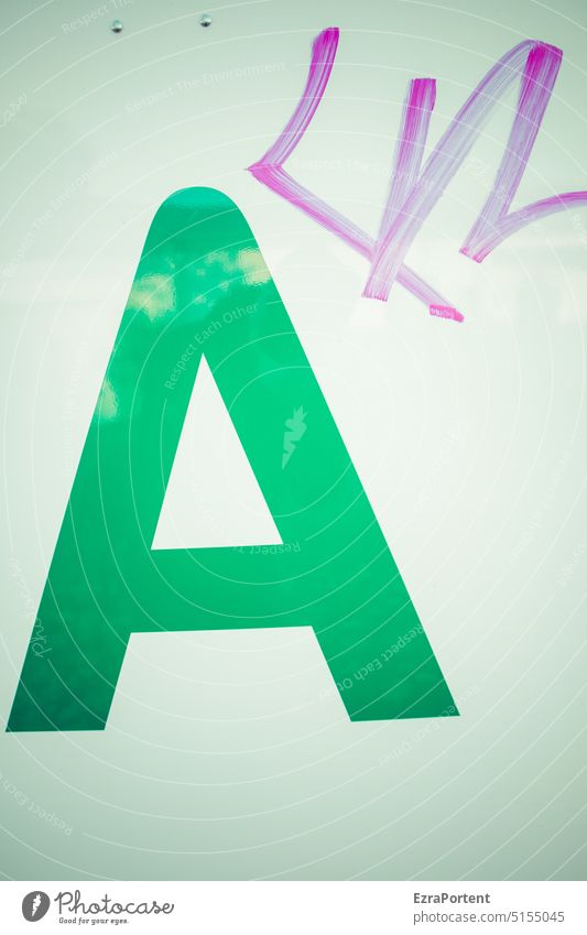 B letter Letters (alphabet) Characters Typography Signs and labeling Illustration Graffiti Graphic Day tagged Signature Bright Green Gray Violet Wall (building)