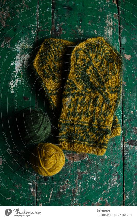 Winter glove Gloves Knitted Knitting pattern Bird Budgerigar Wool Handcrafts Soft Leisure and hobbies Colour photo Warmth Interior shot Ball of wool Relaxation