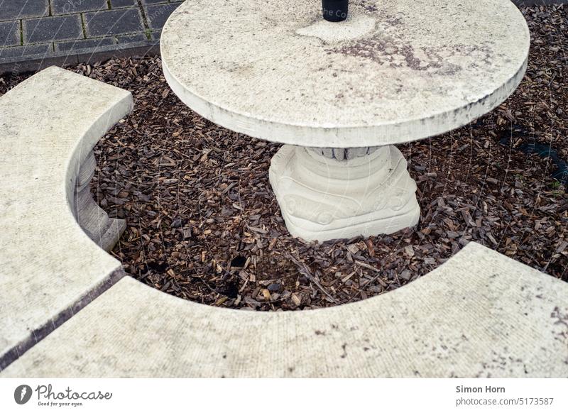 Bark mulch and round table Table Round Ancient mix of styles eclectic imitation Structures and shapes Patina Weathered Waiting area Artificial Replica