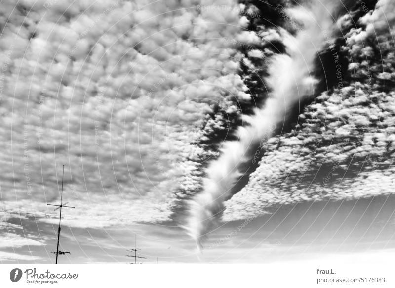 Sky, clouds and antennas Clouds Antenna Cloud cover Cloud formation Exceptional Hole Punch Cloud Vapor trail