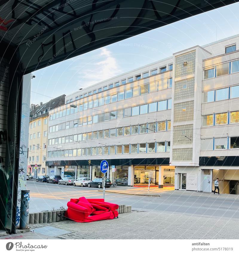 The red sofa Duesseldorf Street Road traffic Transport Traffic infrastructure Exterior shot Deserted Lanes & trails Colour photo Day Town Means of transport
