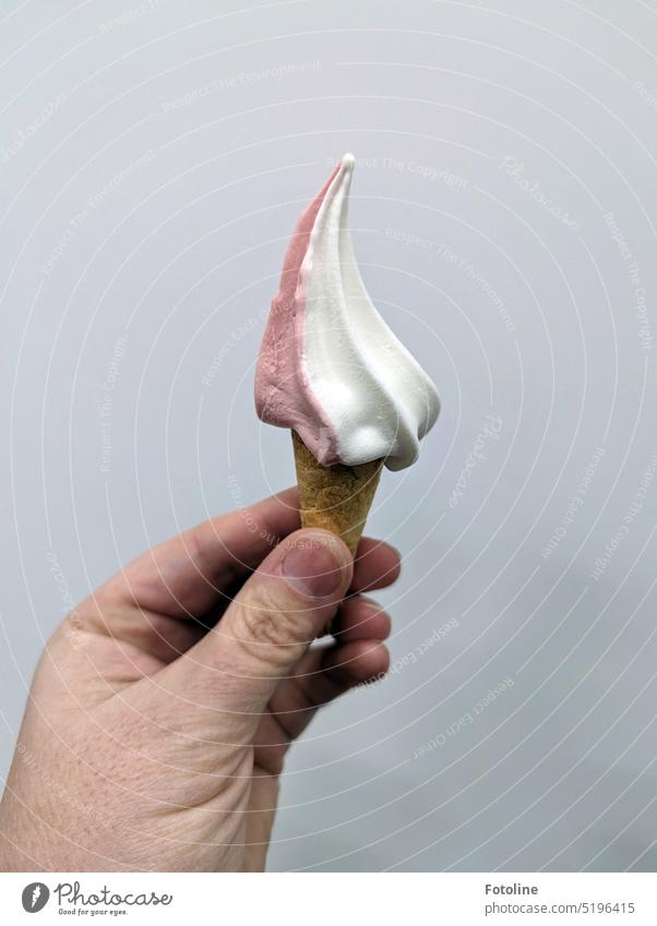 A homeopathic dose of soft ice cream in vanilla and cherry flavor. Hmmmm delicious! And no don't worry, I'm not on a diet! Soft ice cream Ice cream Delicious