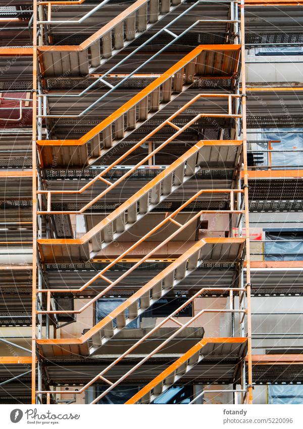 Stairs on a scaffolding Objekt Gerüst Baugerüst bauen Außenansicht Treppen Geländer Arbeit Sicherheit aufwärts Metall Konstruktion draußen urban Stangen