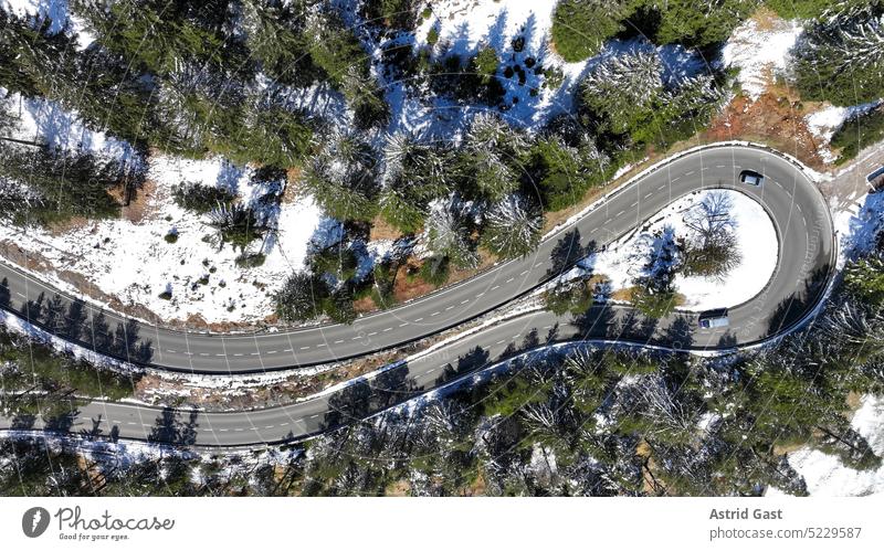 Luftaufnahme mit einer Drohne von einer engen Kurve mit Autos am Gaichtpass in Tirol drohnenaufnahme drohnenansicht straße gebirge alpen kurve kehre gaichtpass