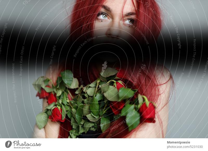 redhead woman holding red roses and looking into the distance Joist Censorship Red-haired flowers Bouquet Long-haired Far-off places Wanderlust In love Divorce