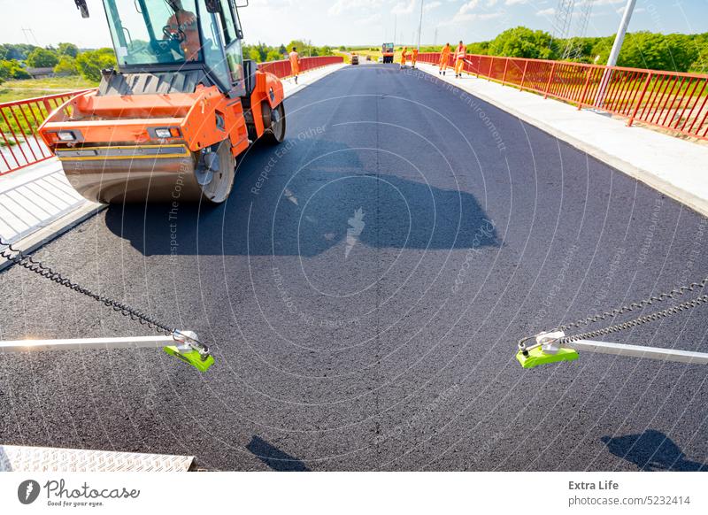 Level sensors for good road evenness, ultrasonic measuring accuracy placed on tarmac spreading machine Accordingly Accuracy Alignment Asphalt Asphalting