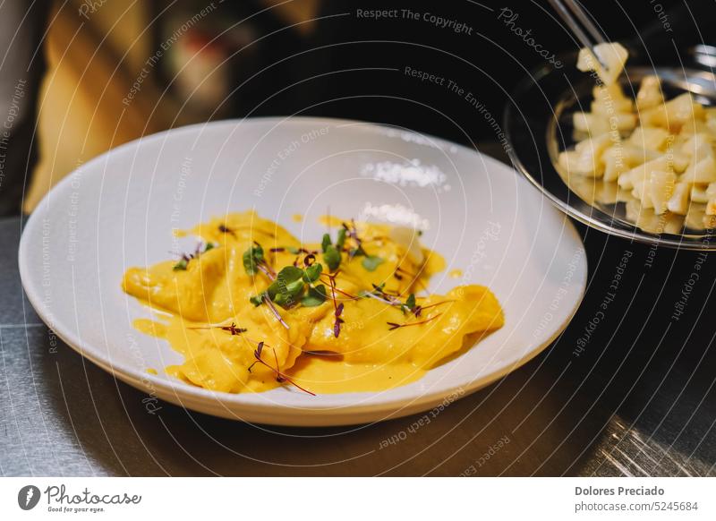 In this photo, we see a plate of homemade Italian pasta with a delicious sauce. The pasta is perfectly cooked and has a beautiful golden color, with a slightly rough texture.