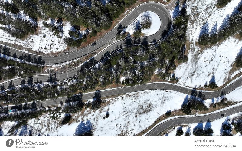 Luftaufnahme mit einer Drohne von einer engen Kurve mit Autos am Gaichtpass in Tirol drohnenaufnahme drohnenansicht straße gebirge alpen kurve kehre gaichtpass