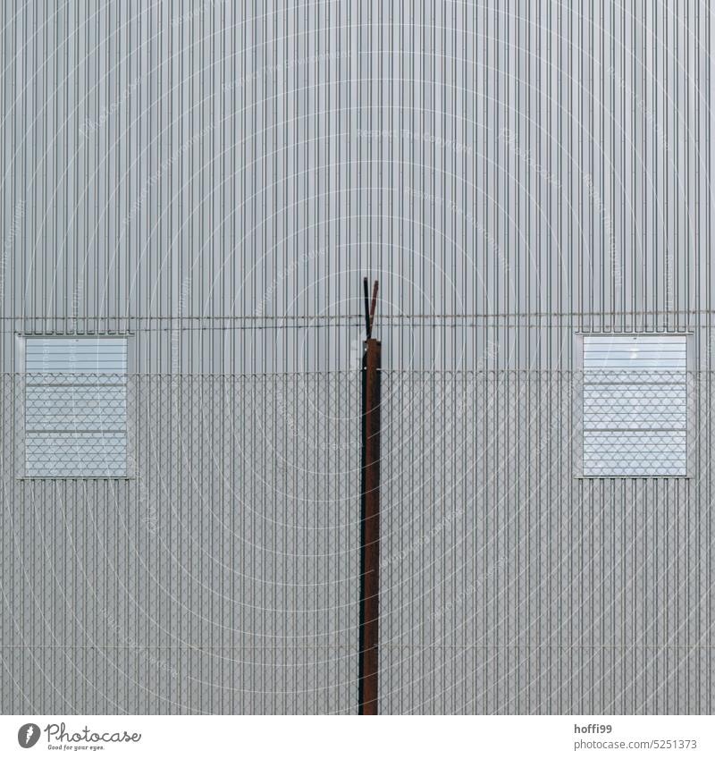 Tie - tie on wire mesh fence with coronet Fence Fence post equilibrium balanced Pari Balance Decide concept Complain Corrugated iron wall Minimalistic
