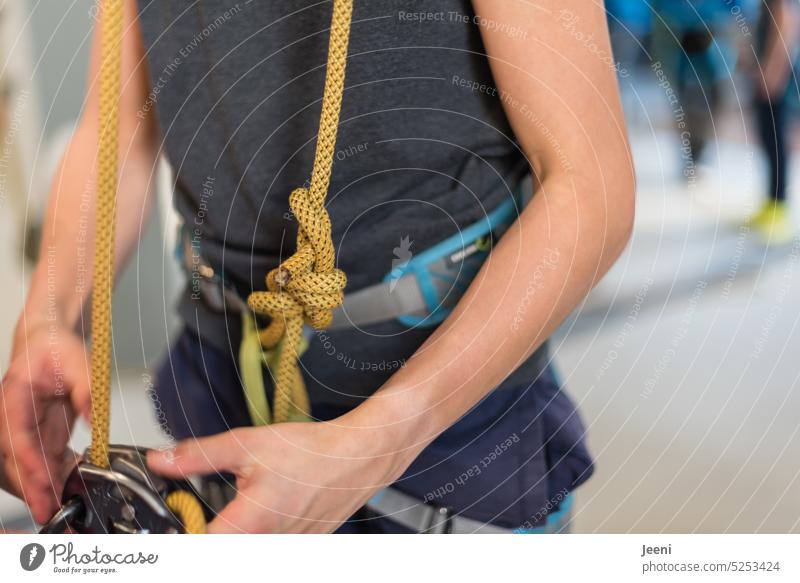 Correctly put on climbing harness review Sportsperson teen Climbing climbing hall Rope Safety Knot safety rope hands Leisure and hobbies Fitness Human being