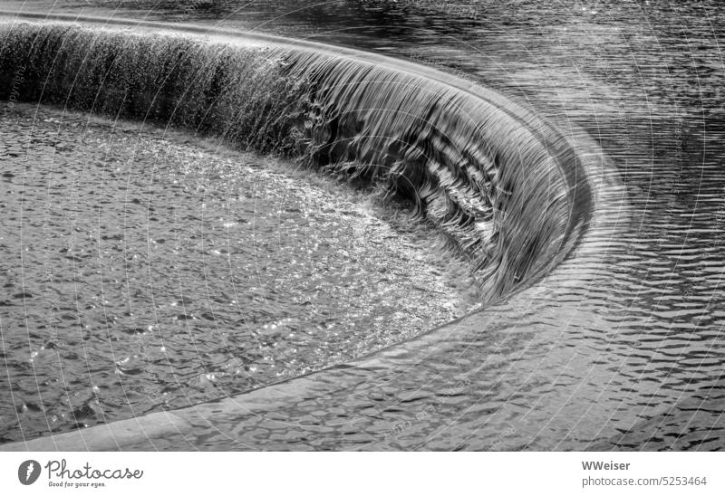 Water flows into a round basin, sunlight glistens on it Stream Flow Basin Fountain Harmonious Large Classic Wind White crest Drop Waves Wet Movement Park
