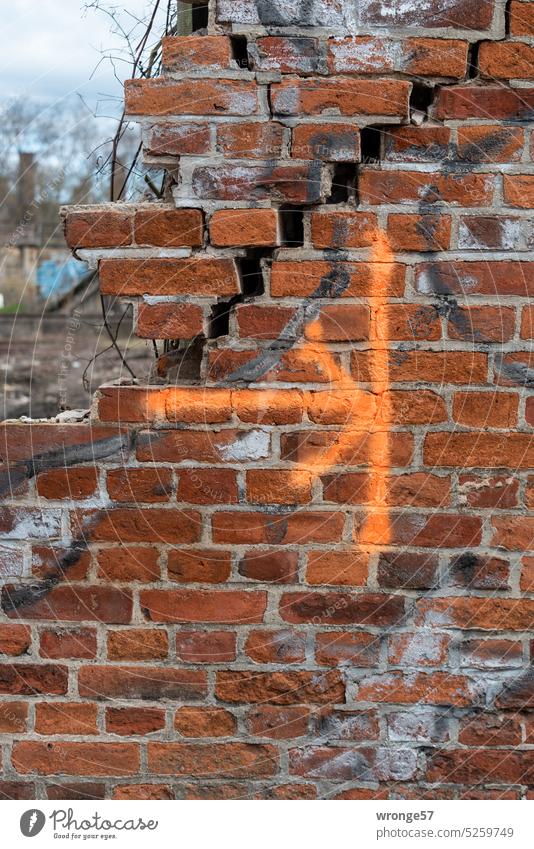 Up to here and no further! Wall (barrier) masonry Masonry protection Brick wall Wall (building) brick wall Cracks in the wall Old Manmade structures