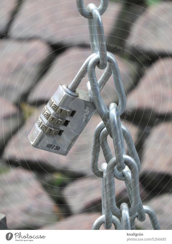 Combination lock combination lock Safety Protection Structures and shapes Chain locked completed Iron chain Chain links figures Metal Exterior shot Detail Lock