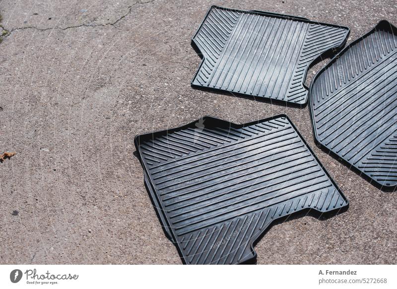 How to Clean Rubber Floor Mats in a Car