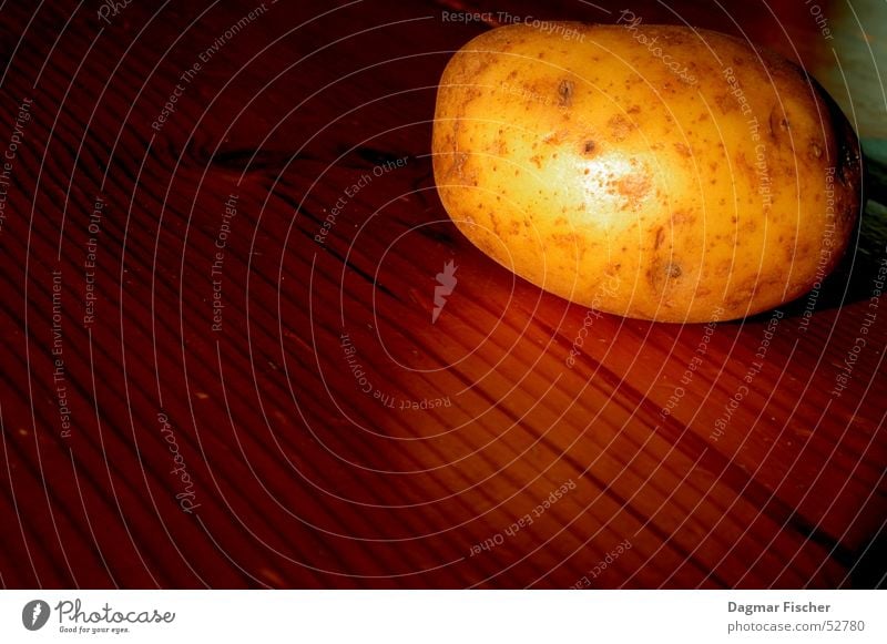 potato on wood Colour photo Structures and shapes Copy Space left Copy Space top Copy Space bottom Copy Space middle Neutral Background Light Shadow Reflection