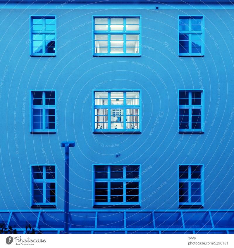 Bürogebäude zur blauen Stunde – Auf einem Flur ist Licht, weil die Reinigungskräfte schon arbeiten spiegeln Reflexion Lichter Lichtreflexe lange Flure