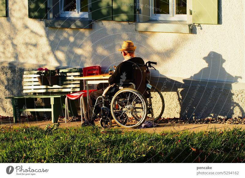 zähne zsmmnbßn | altwerden ist nichts für feiglinge! alter Mann Senior pflegebedürftig krank Rollstuhl Abendsonne Schattenspiel draußen Pflege