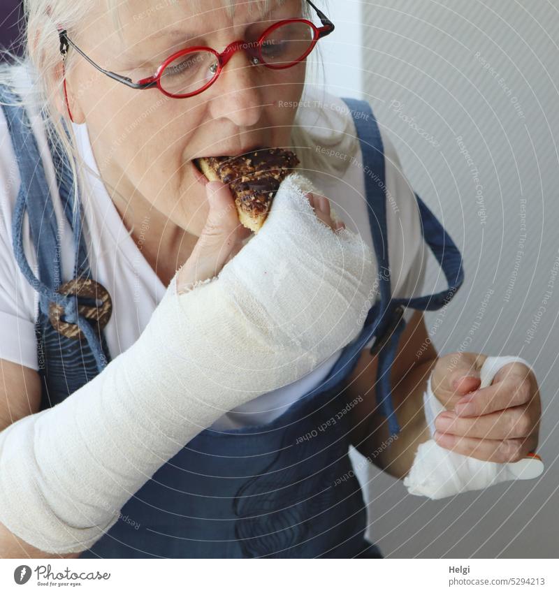 MainFux-UT | even with plaster arm it works with the nut corner Woman Human being Senior citizen low in gypsum violation Bandage Eating Nut corner enjoyment