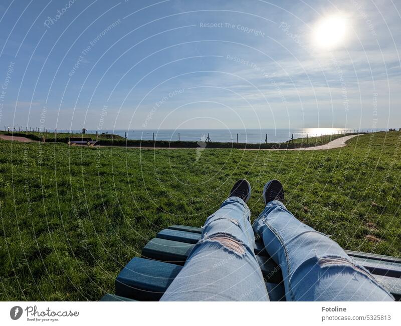 There I am now, sitting on a wooden bench on Helgoland's Oberland, letting my soul dangle, looking out over the North Sea and hearing the gannet colony in the distance. What could be more beautiful?