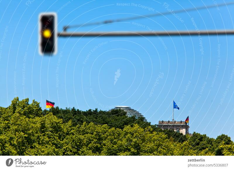 Reichstag, Bundestag, Tiergarten, gelbe Ampel architektur berlin büro city deutschland froschperspektive gebäude hauptstadt haus himmel innenstadt kiez langhans