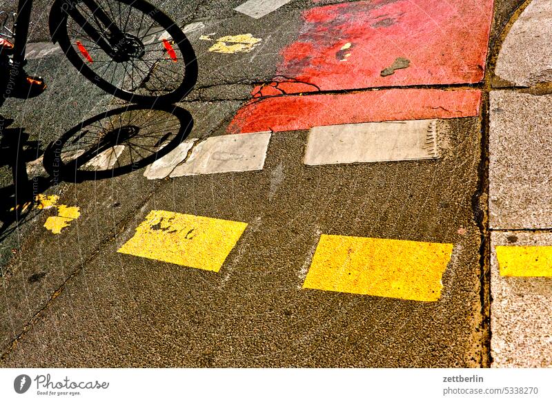 Bicycle on the bike lane, lane marking, traffic turnaround Turn off Traffic light Asphalt car Highway Corner Lane markings Driving Cycle path holidays