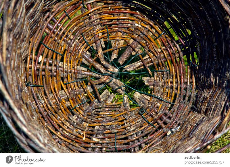 Wicker basket (patched) Basket Willow tree willow branch Ground bins Transport safekeeping amass lure Broken mended Repair repair Breakage shattered patchwork