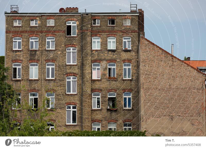an uninstalled old building with a side wing Old building Berlin Window House (Residential Structure) Town Facade Capital city Architecture Downtown Deserted