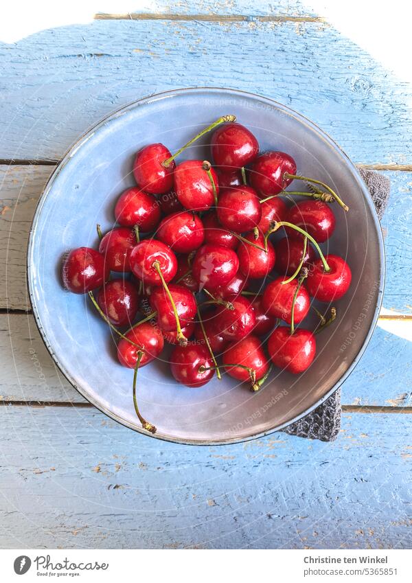 Cherries, so delicious and fortunately | low calorie cherries sweet cherries cute Juicy low in calories Stone fruit Fruity cherry season Food photograph