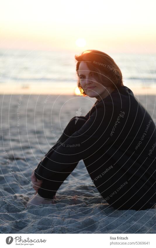 WOMAN - THOUGHTFUL - AT THE SEA Woman 30-35 years Brunette Short-haired Hair on the face Interlocked in the sand Ocean Beach Adults Colour photo Feminine