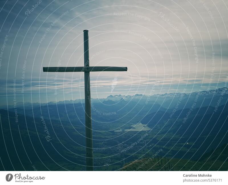 Ein Kreuz auf der Rigi, der Königin der Berge, im Hintergrund der Zugersee Schweiz Aussicht Natur Landschaft sonne landschaft urlaub reise erholung berge ferien