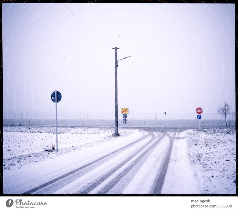 Snowy traffic intersection in the countryside nobody Deserted Exterior shot Colour photo Analog Analogue photo analogue photography film photography Winter