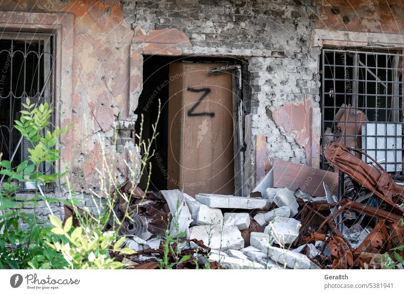 symbol of the Russian army letter Z on the door of a destroyed house in Ukraine Donetsk Kherson Kyiv Lugansk Mariupol Zaporozhye abandon abandoned attack