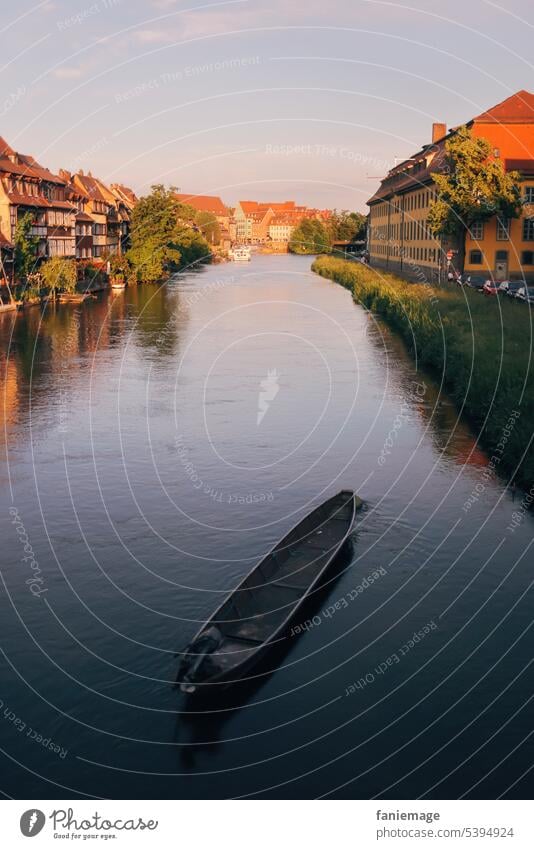 Boot in Bamberg, Bayern Fluss Holzboot Ufer Häuserrreihe Idyllisch Idylle Wasser Sonnenuntergang Warme Farben