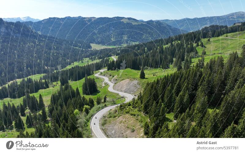 Drohnenaufnahme vom Riedbergpass in den Allgäuer Alpen drohnenaufnahme drohnenansicht riedbergpass straße gebirge allgäu allgäuer alpen berge gebirgspass