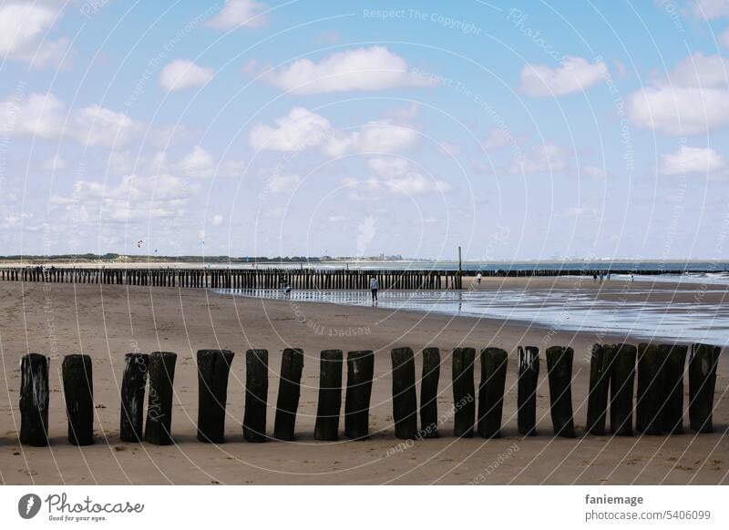 Polder an der Nordsee in Holland Meer Cadzand Urlaubsfoto Wolken bewölkt Pfähle Strand Ebbe Linien diagonal Landschaft Sand schwarz blau