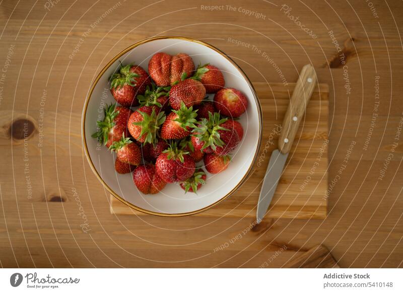 Plate with ripe strawberries and knife on wooden table strawberry bowl fresh delicious food healthy food board vitamin tasty ingredient natural organic