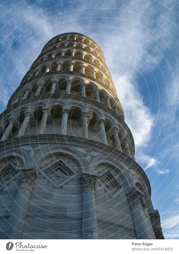 Schiefer Turm zu Pisa im Sonnenuntergang, Froschperspektive, Hochformat architektur pisa turm italien reisen touristik tourismus bereisen europa