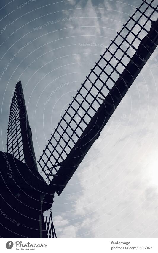 Windmühle in Retranchement, Holland Niederlande emblematic symbolisch Schatten Licht blauer Himmel Diagonale Mühle drehen holländisch Kultur