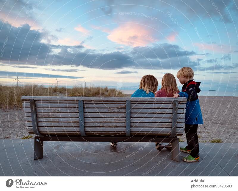 Three children sit on a bench and admire the evening sky. ... unfortunately this is not true. They are looking at a cell phone ... 🙄 Bench Baltic Sea Sit Sky