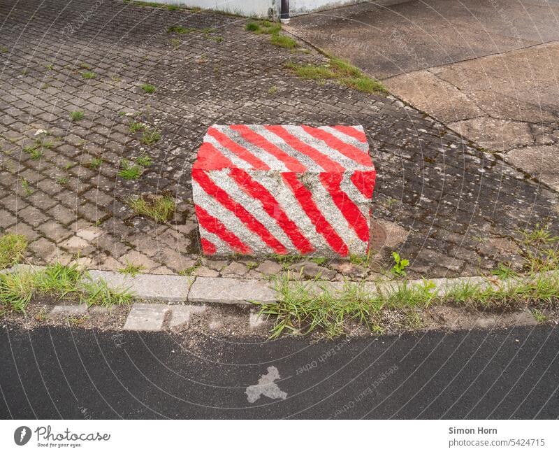 Stone with red stripes as a marker on the roadside Bollard Clue Orientation Direction Protection Colour Warning colour Lanes & trails Striped improvised label