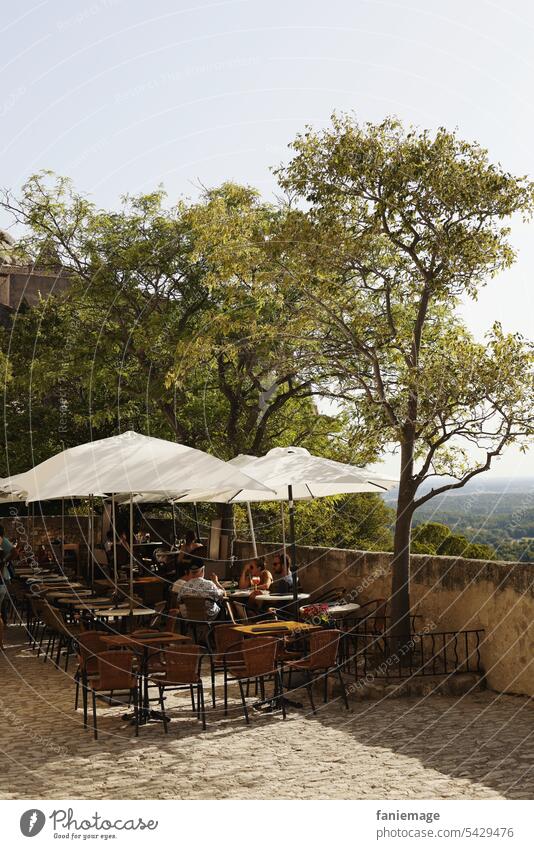 Restaurant mit Aussicht Sonnenschirme Les Baux-de-Provence Steinmauer Mauer Entspannen Hitze Sommer Terrasse Ausblick Panorama südfrankreich Mittelmeer
