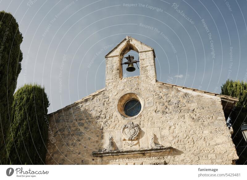 Kirchturm in Les Baux de Provence Steinkirche Kirche Turm Les Baux-de-Provence Süden Frankreich Toskana Mediterran Mittelmeer Provenzalisch Dorf Alt Pittoresk