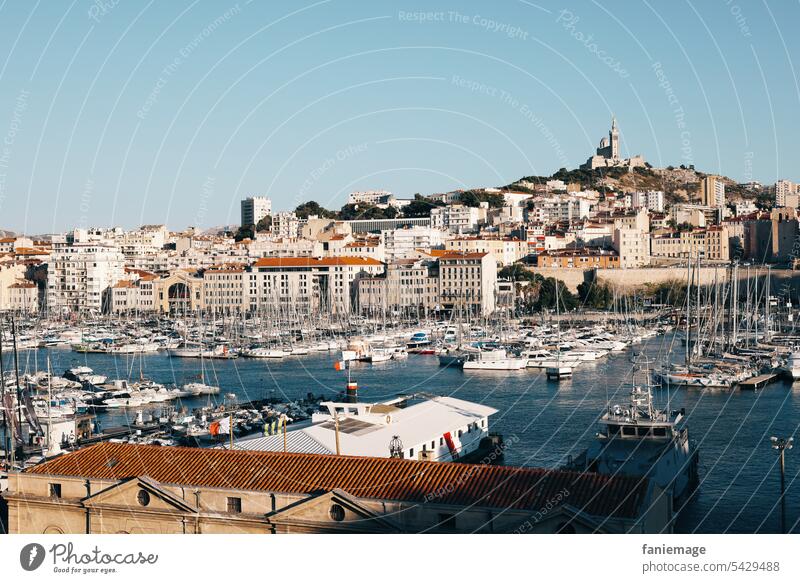 Vieux Port de Marseille mit Notre Dame de la Garde im Hintergrund Alter Hafen Mittelmeer mediterran Südfrankreich Provence Frankreich Stadt Hafenstadt
