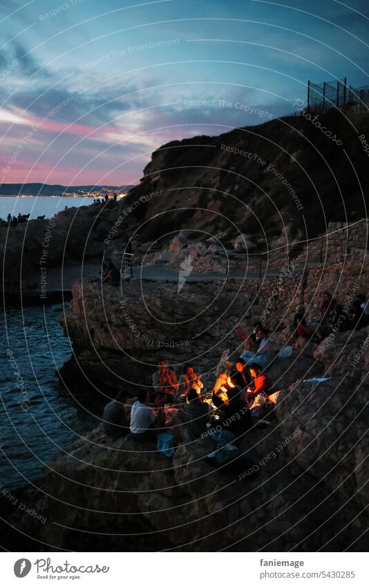 Geburtstagsgesellschaft am Meer II Felsküste Marseille Mittelmeer mediterran Abendsonne Sonnenuntergang blaue Stunde Stimmung Menschen Atmosphäre feiern Feier