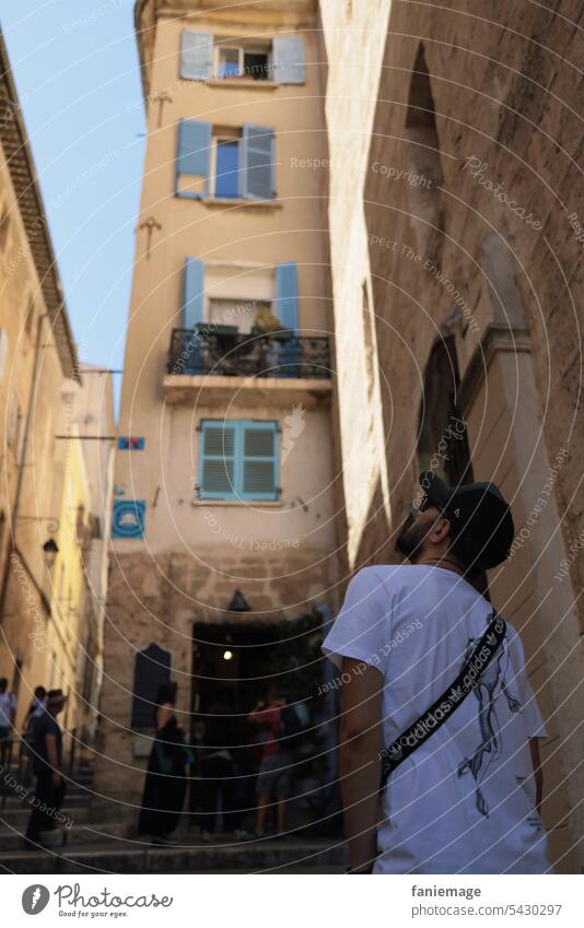 au Panier à Marseille Altstadt schauen alte Häuser Gebäude blaue Fensterläden Provence Südfrankreich baufällig Gasse Gassen Treppe hochschauen