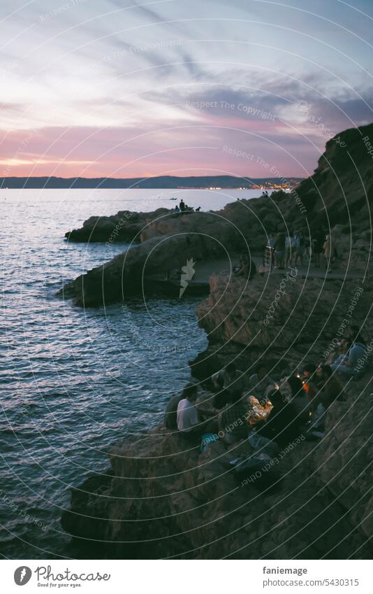 Geburtstagsgesellschaft am Meer Felsküste Marseille Mittelmeer mediterran Abendsonne Sonnenuntergang blaue Stunde Stimmung Menschen Atmosphäre feiern Feier