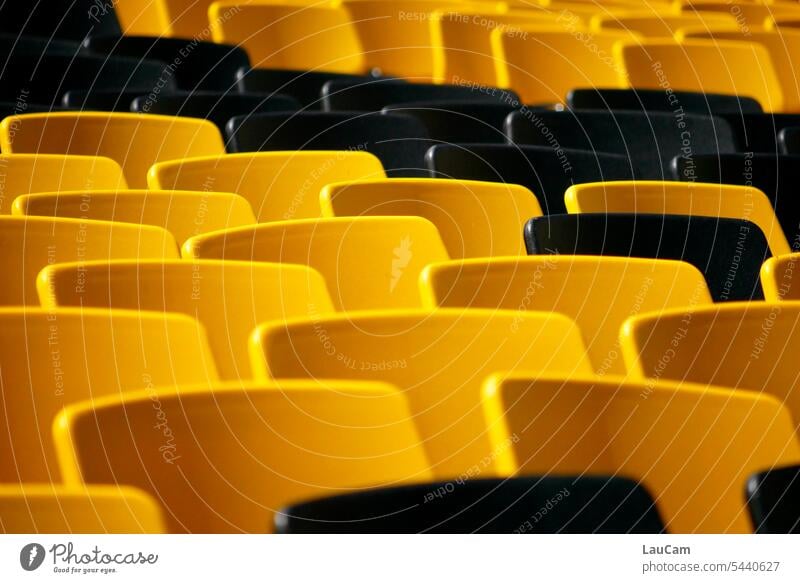 Free choice of seat - yellow or black? Chair chairs Yellow yellow-black chair back Chair backs Row of chairs seats free seating Available places Empty